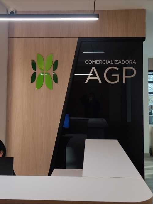 Señalización corporativa en acrílico para oficinas - Ejemplo de Publicidad Interior