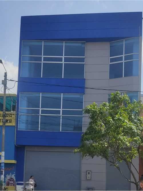 Aviso luminoso para fachada de local comercial fabricado por PO Publicidad