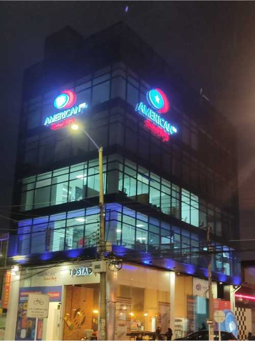 Aviso luminoso para fachada de local comercial fabricado por PO Publicidad